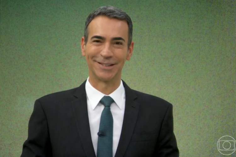 César Tralli apresentando o 'Jornal Hoje' na última segunda, 4 (Reprodução: TV Globo/Globoplay)