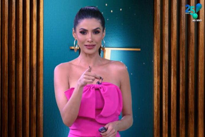 Flavia Noronha Flavia Noronha comandou o TV Fama ao lado dos colegas na última terça-feira, 7 (Reprodução: RedeTV)