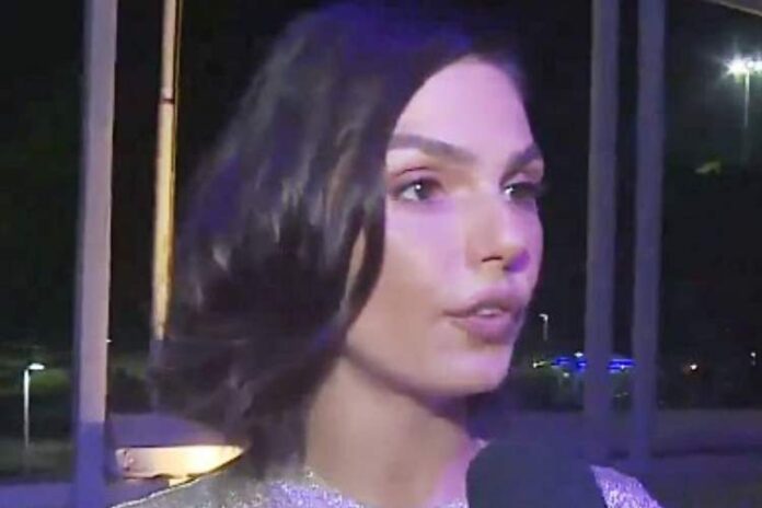 Isis Valverde Isis Valverde comentando e refletindo sobre o assunto durante um evento (Reprodução: SBT)