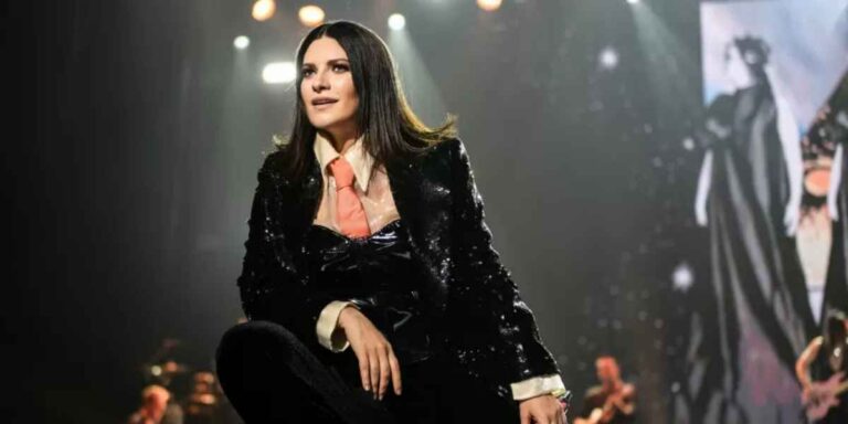 Laura Pausini sofre queda de palco durante apresentação em Milão, na Itália