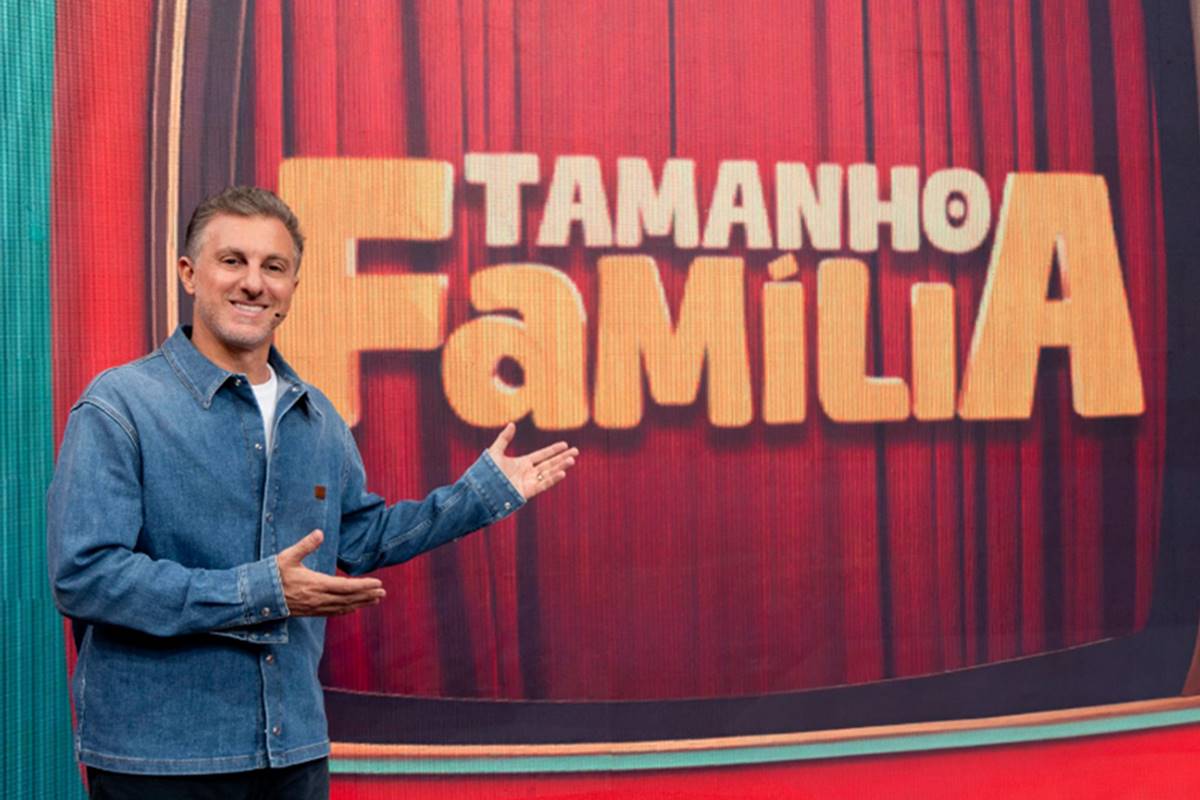 Luciano Huck comada o Tamanho Família dentro do Domingão - - Foto: Globo/ Beatriz Damy Luciano Huck comada o Tamanho Família dentro do Domingão - Foto: Globo/ Beatriz Damy