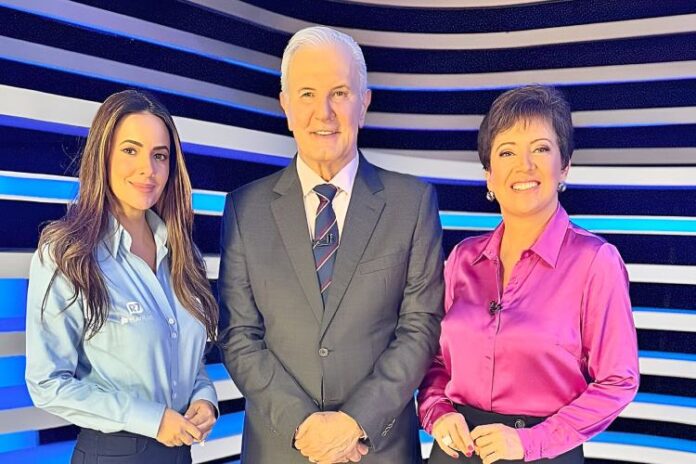 Paloma Tocci, Celso Freitas e Christina Lemos nos bastidores do Jornal da Record (Reprodução: Instagram)