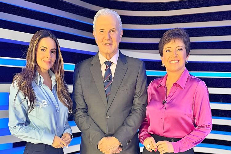 Paloma Tocci homenageia Celso Freitas e Christina Lemos, âncoras do ‘Jornal da Record’, e afirma: “Craques”