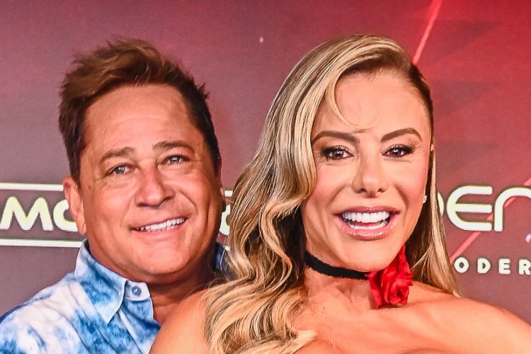 Poliana Rocha surge fantasiada de dançarina para ‘Festa Cabaré’ no navio de Leonardo