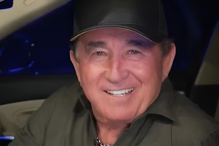 Amado Batista é flagrado em clima de romance com Miss 51 anos mais nova