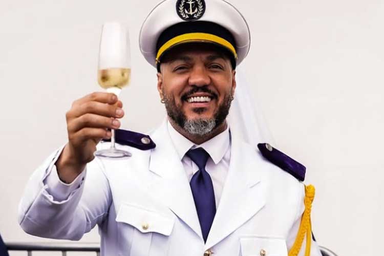 Belo aposta em fantasia especial para curtir festa temática em cruzeiro: ‘Sou o mistério da noite’