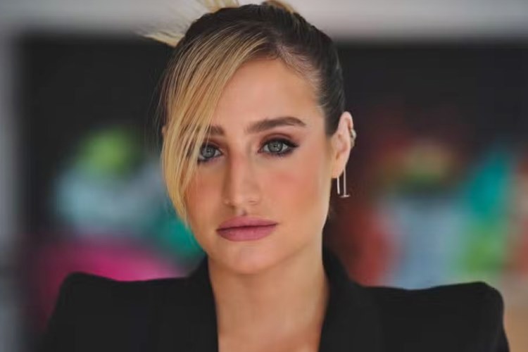 Bruna Griphao volta à carreira de cantora e anuncia grande novidade