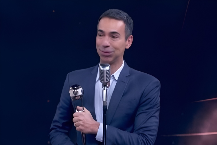 César Tralli recebe prêmio e faz discurso emocionante no Melhores do Ano