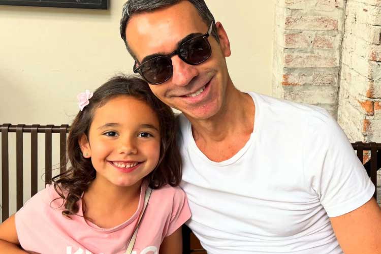César Tralli realiza desejo da filha: ‘É todo seu!’