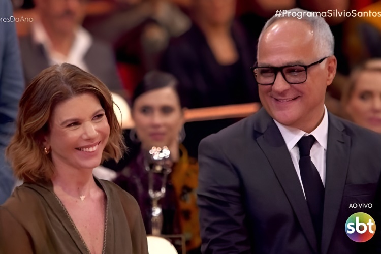 Filha de Silvio Santos prestigia homenagem ao pai ao lado de chefão da Globo