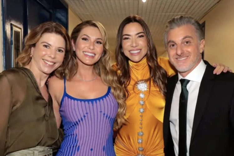 Lívia Andrade posa com Daniela e Patrícia Abravanel nos bastidores do Melhores do Ano