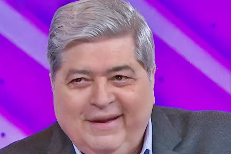 Datena invade o Fofocalizando, ‘ganha’ novo cargo, leva cadeira e brinca: “Sou especialista nisso”