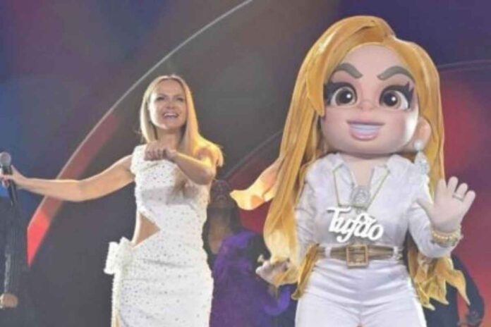 Eliana ao lado da fantasia de Carminha em evento Eliana ao lado da fantasia de Carminha em evento