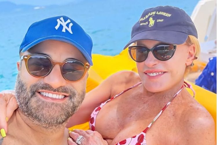 Ana Maria Braga posa de biquini em clique raro com o namorado: “Faz a vida brilhar”