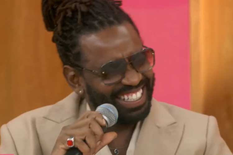 Fabrício Boliveira recebe presente de Natal adiantado durante o ‘Encontro’ e se emociona