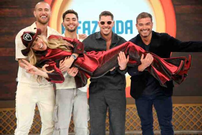 Finalistas de A Fazenda 16 com Adriane Galisteu nos braços Finalistas de A Fazenda 16 com Adriane Galisteu nos braços (Foto: Antônio Chahestian/Record)