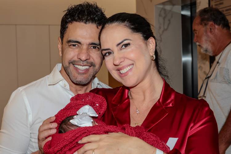 Zezé Di Camargo e Graciele Lacerda deixam maternidade com a filha recém-nascida