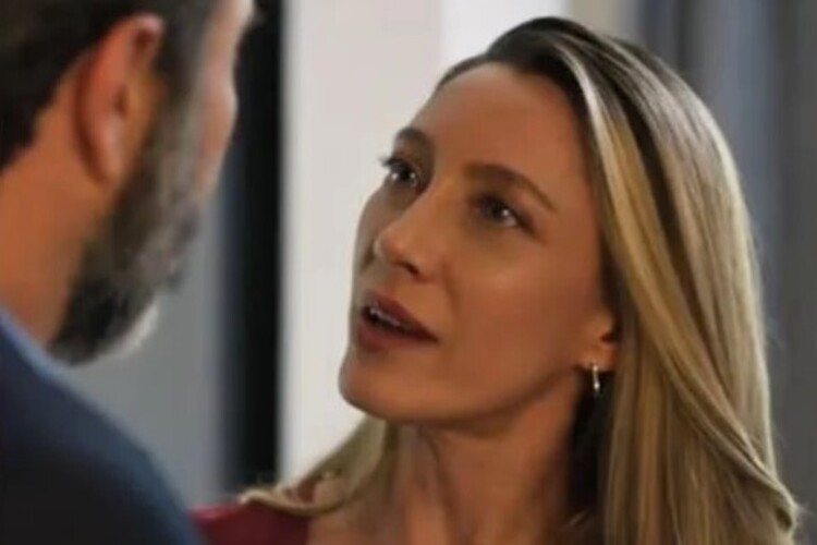 Hugo (Danilo Grangheia) e Diana (Vanessa Bueno) em Mania de Você