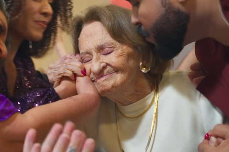 Laura Cardoso, Lima Duarte e outros famosos ganham destaque na vinheta de fim de ano da Globo; assista