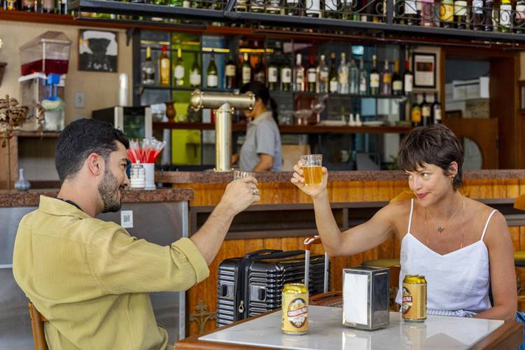 Mania de Você: Rodhes ajuda Luma e os dois se aproximam