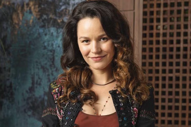 Mania de Você: Filipa chega ao Brasil e recebe ajuda de Mavi