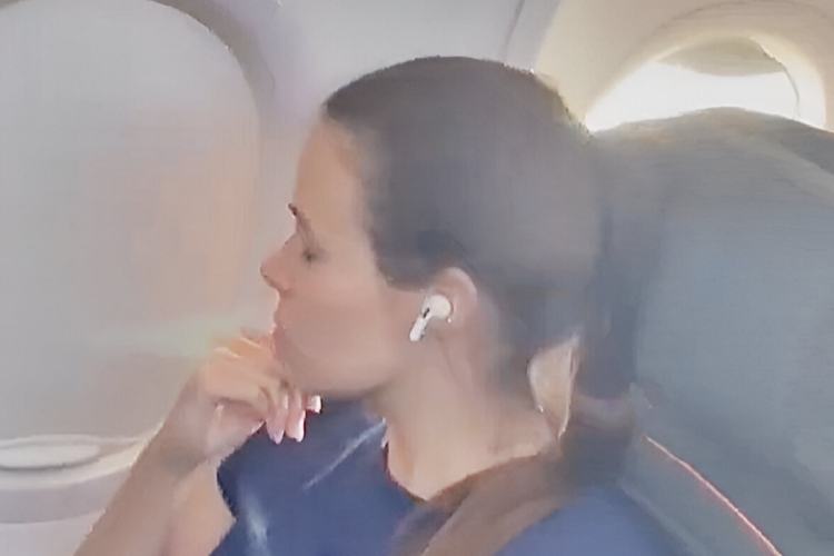 Moça desconhecida que repercutiu ao não ceder assento para criança em avião recebe apoio da web: “Diva”