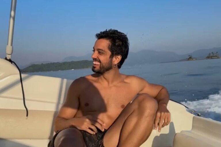 Rodrigo Simas surge de mini sunga e Agatha Moreira reage: “é um gostoso”