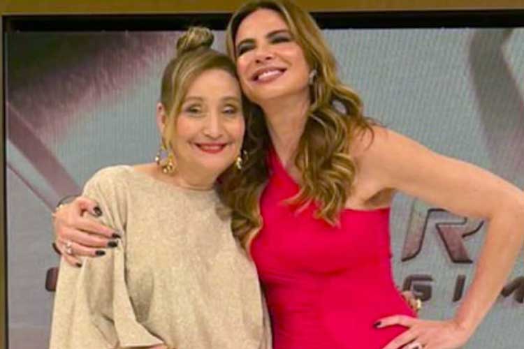 Sonia Abrão aparece nos bastidores do especial de Natal do ‘Superpop’ e faz mistério: ‘Será?’