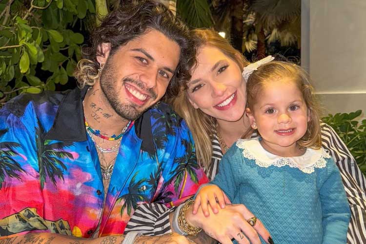 Maria Flor, filha de Virginia, ‘escapa’ da babá em aeroporto e vai falar com os fãs