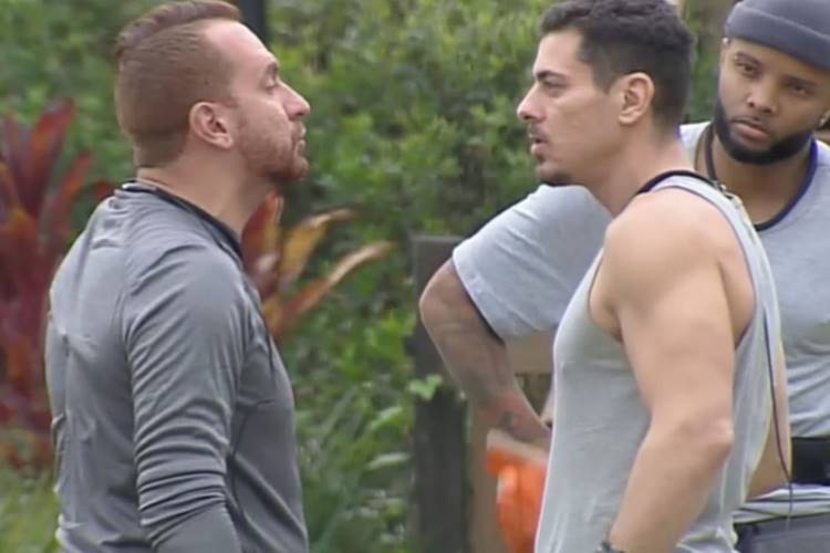 A Fazenda 16: Em reencontro, Sacha e Zé Love confirmam luta de boxe para resolver briga: “Tá aceito”