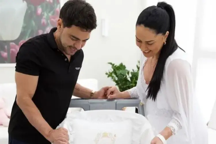 Zezé Di Camargo exibe rosto da filha, Clara, ao lado de Graciele Lacerda: “Um presente em nossas vidas”