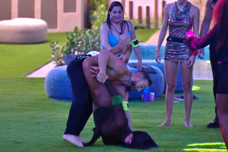BBB25: Gracyanne Barbosa se desequilibra e bate com a cabeça no chão após ‘brincadeira’ com Diego Hypolito