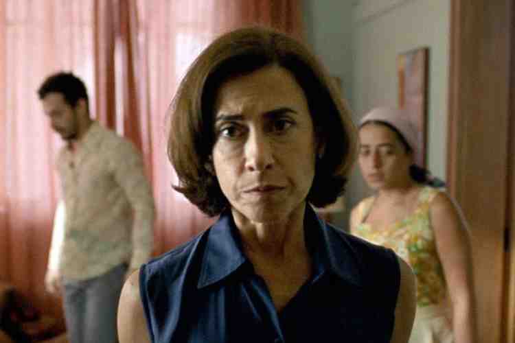 Descubra onde assistir atualmente o filme Ainda Estou Aqui, que deu o Globo de Ouro a Fernanda Torres