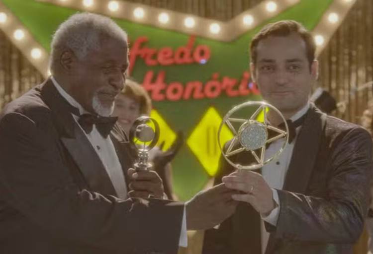 Garota do Momento: Alfredo Honório desmaia ao descobrir roubo de microfone de ouro