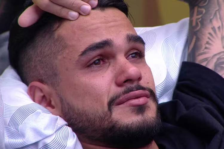 BBB25: Consciência pesada? João Gabriel vai às lágrimas e é consolado no reality