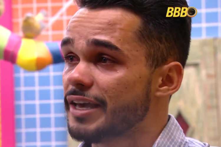 BBB25: Após o Paredão, João Pedro não segura as lágrimas, chora com o irmão gêmeo e desabafa