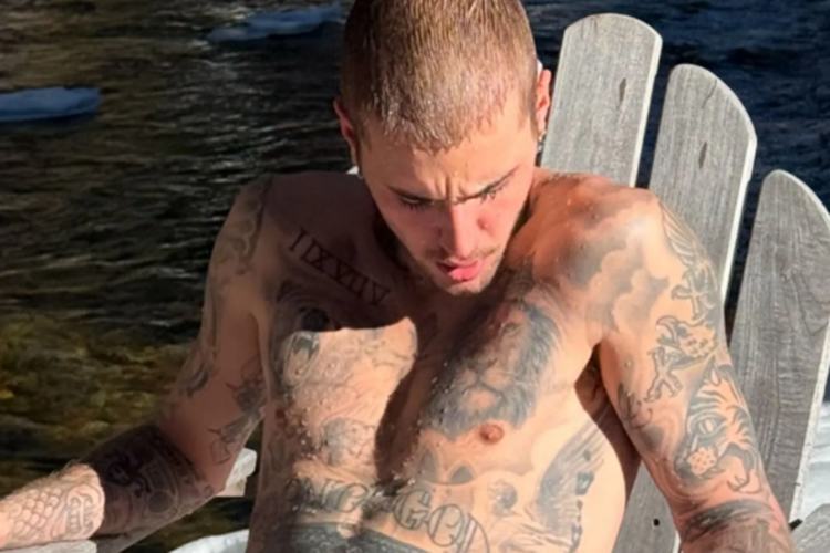Justin Bieber mostra demais ao posar de cueca branca na neve