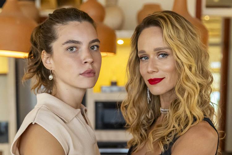 Mania de Você: Ísis e Michele têm um encontro inesperado e Berta desconfia