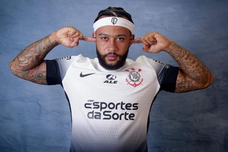 Memphis Depay causa revolta na torcida do Corinthians ao ser convocado pela Holanda