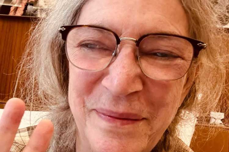 Cantora Patti Smith atualiza estado de saúde após desmaiar durante show em São Paulo