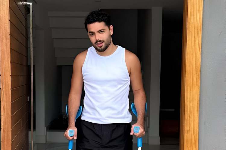 De muletas, Pedro Sampaio se pronuncia dias após sofrer queda durante show no Rio de Janeiro: “Me resguardei”