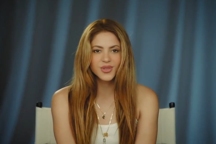 Shakira ‘invade’ o ‘Domingão’ e faz promessa para Luciano Huck