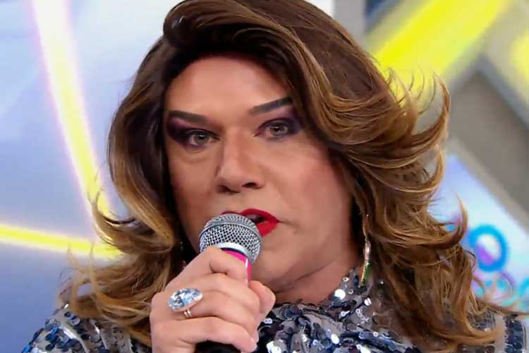 Tiago Barnabé, a Narcisa, diverte o público com recado durante o ‘Domingo Legal’