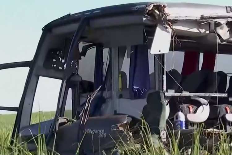 Acidente entre ônibus de universitários e caminhão no interior de SP causa a morte de ao menos 12 pessoas