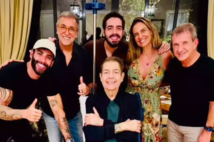 Faustão aparece com pé imobilizado em foto com o sertanejo Gusttavo Lima