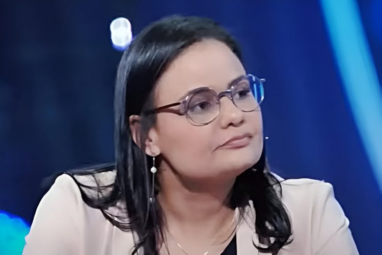 Campeã do ‘Quem Quer Ser Um Milionário?’, Jullie Dutra passa por cirurgia após sentir dores