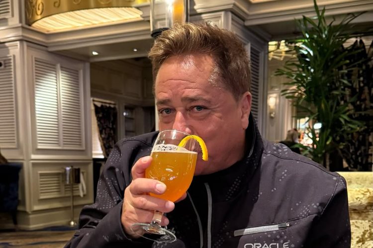Durante as férias, Leonardo compartilha clique com drink e seguidores reagem: “Está chique demais”