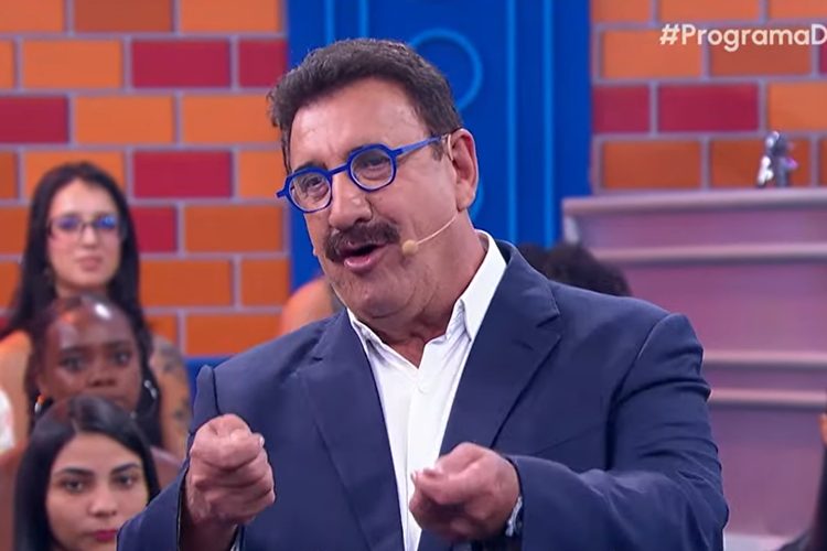 Ao vivo no SBT, Ratinho vibra após vencer como Melhor Comunicador no Prêmio Área VIP