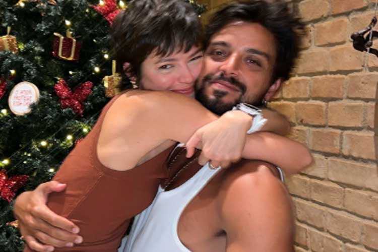 Rodrigo Simas e Agatha Moreira aparecem em clima romântico durante treino na praia