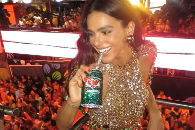 Solteira, Bruna Marquezine desabafa: “Bateu uma saudade do Carnaval”
